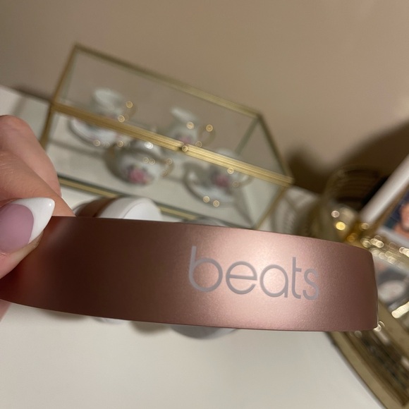 MOVING SALE BEATS ROSE GOLD HEADPHONES - Picture 3 of 9